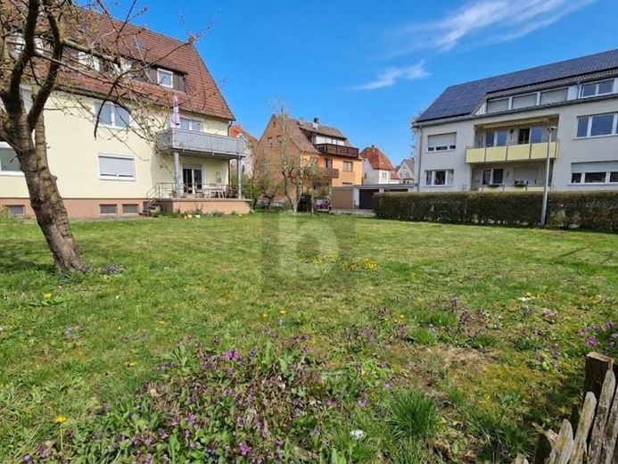 ATTRAKTIV TEILERSCHLOSSEN MIT 3 GARAGEN – Foto 1