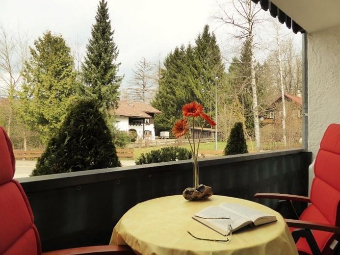 großer überdachter Balkon 