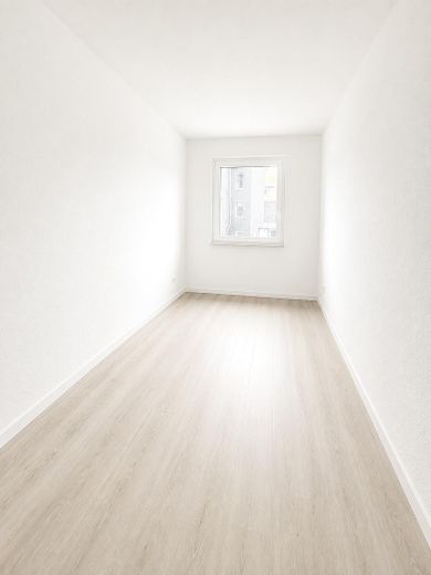 Modernized 3.5-room apartment with balcony and underfloor heating – Büro