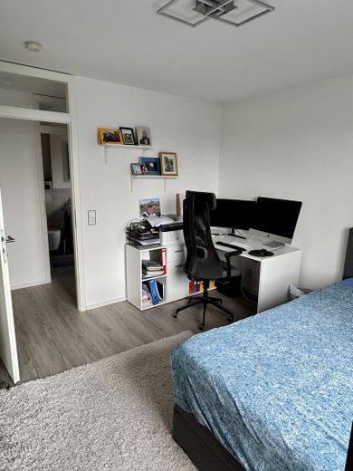 Modernisierte 2-Zimmer-Wohnung mit Balkon, Einbauküche und Tiefgaragenstellplatz – Schlafzimmer