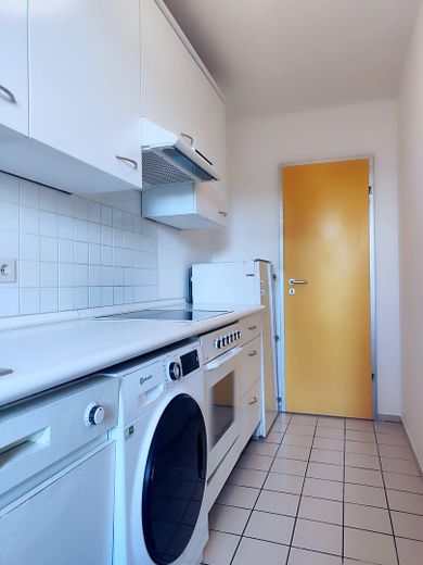 von Privat – Helle 2-Zimmerwohnung mit großer, wettergeschützter Südwestloggia – München-Bogenhausen – Küche