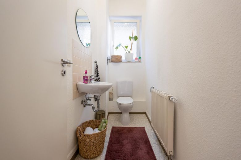 Provisionsfrei! Vermietete 2-Zimmer-Erdgeschosswohnung (68,5 m²) in zentraler Lage von Baden-Baden – separates WC