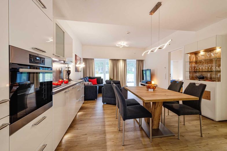 Modernisierte Ferienwohnung in Prora, 100 m zur Ostsee, zwei Terrassen -provisionsfrei- – Küche mit Essplatz