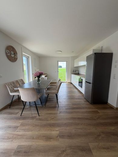 Wunderschöne 3,5-Zimmer-OG-Neubauwohnung in Randlage in Heldenstein – Wohnen/Küche/Essen