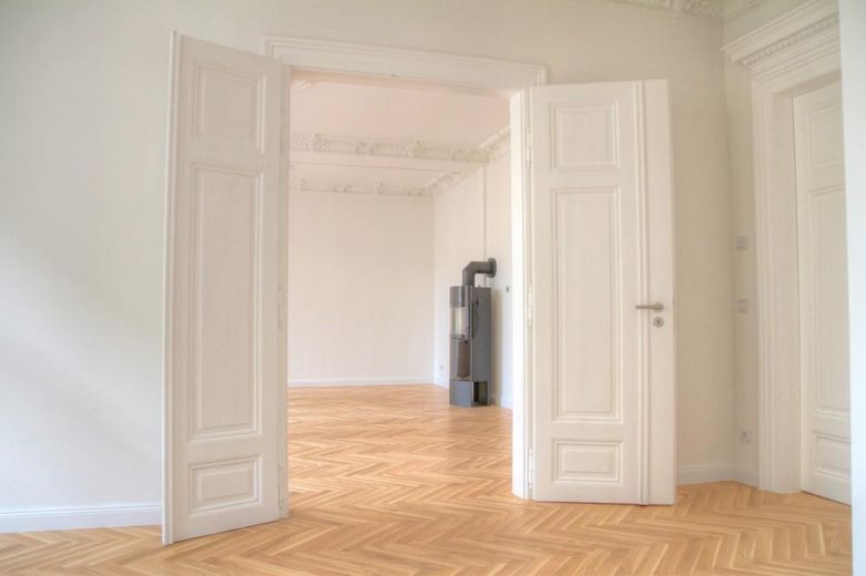 Luxus 3-Zimmer-Wohnung mit Einbauküche, Kamin und großem Balkon – Foto 3