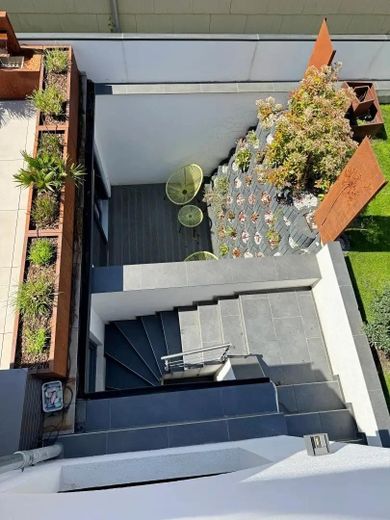Zukunftssicheres Design-Atriumhaus: Klasse B, 12kWp PV, Klima, Kamin & Einlieger-Option – Blick zum Treppenabgang ELW
