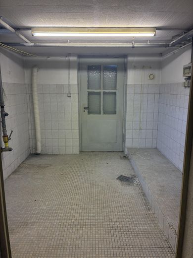 Wolnostojący dom dwurodzinny z potencjałem i dużym ogrodem, 170 m² – Waschküche