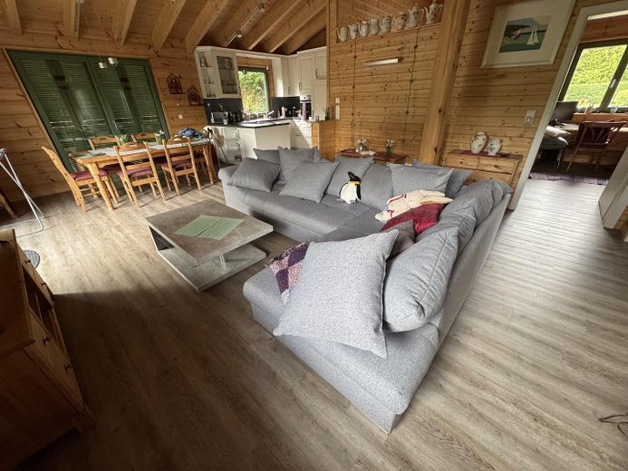 Holzhaus zwischen Nord- und Ostsee – Wohn- und Essbereich