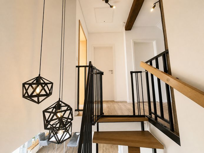 145m² Hausgefühl auf zwei Ebenen- 3 Schlafzimmer, 2 Bäder und 2 TG Stellplätze – oberer Flur
