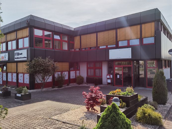 Verwaltungsgebäude, bei Bedarf mit kleiner Halle, Ortsteil 53577 Neustadt/Wied, zu vermieten – Strassenseite 1