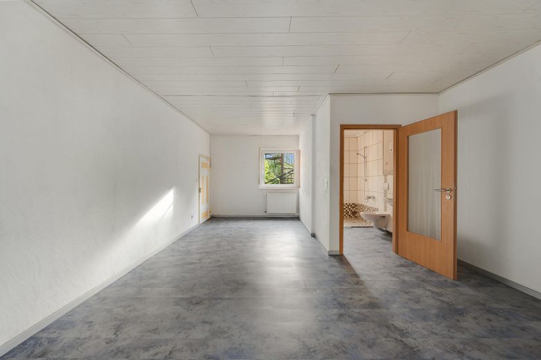 Großes Wohnhaus zur Nutzung als ZFH, Mehrparteivermietimmobilie oder Mehrgenerationenhaus – gr. Zimmer mit Bad im EG