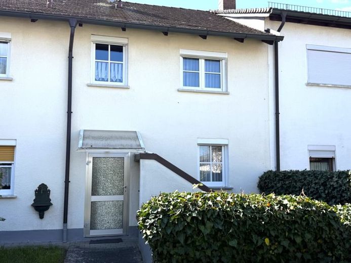 Charmantes Reihenmittelhaus mit großem Garten! – Foto 1