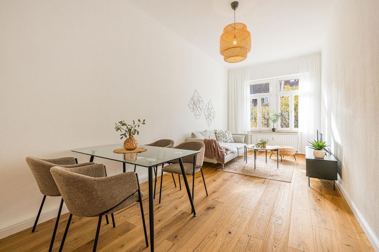 *Sofort bezugsfrei: Modernisierter 2-Zimmer Altbau in Leipzig Gohlis | Provisionsfrei | 4,25% AfA* – Wohnzimmer