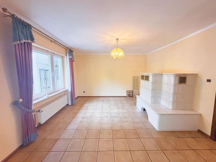 CITYHOUSE: Großzügiges Zweifamilienhaus mit Ausbaupotenzial, Garten &amp; 3 Garagen – Wohn und Essbereich