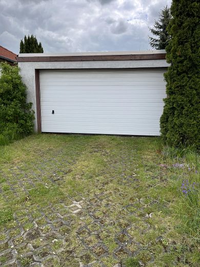 Geräumiger Bungalow mit ca. 194m² Gesamtfläche, Vollkeller und Garage – provisionsfrei – Garage - Frontansicht