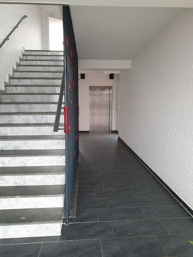 Treppenhaus mit Fahrstuhl