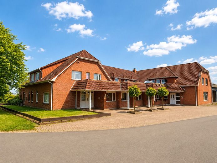 Mehrfamilienhaus mit 11 Wohnungen in guter Lage von Alfstedt - TOP Investment – Außenansicht 3