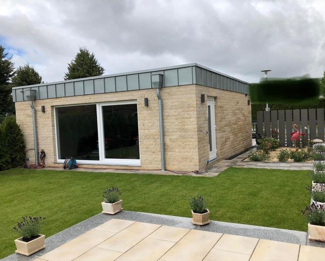 Große und modern-luxuriös ausgestattete Villa im Toskana-Stil am Hamburger Stadtrand zu verkaufen – Garage II / Rückansicht