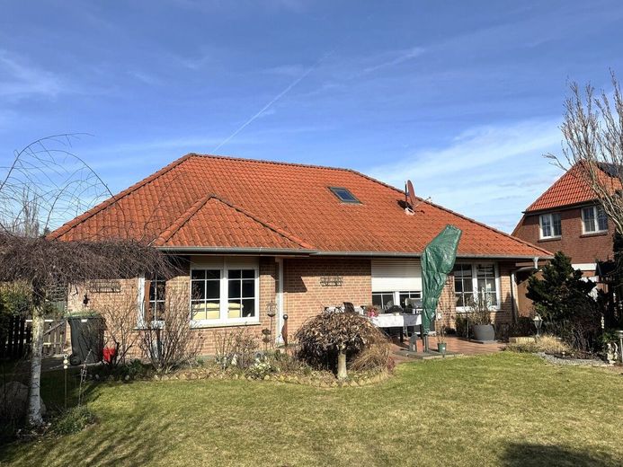 Warum noch Miete zahlen? Massiver Bungalow im Landhausstil in ruhiger Umgebung von Buchholz (Aller) – Haus Rückseite (2)