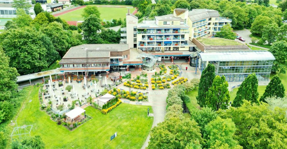 Kompaktes Mikro-Apartment mit Balkon in direkter Nähe AlbThermen Bad Urach – Hotelanlage