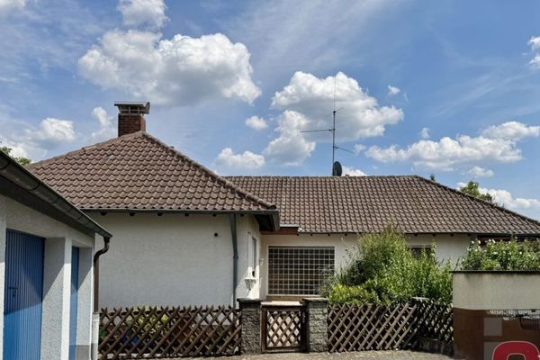 Walmdach-Bungalow mit 3 Garagen auf 842 m² Grundstück – viel Potenzial für Ihr neues Zuhause -