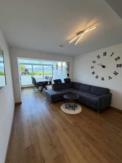 Modernisierte 3-Zimmer-Wohnung mit traumhaftem Bergblick – Wohnbereich