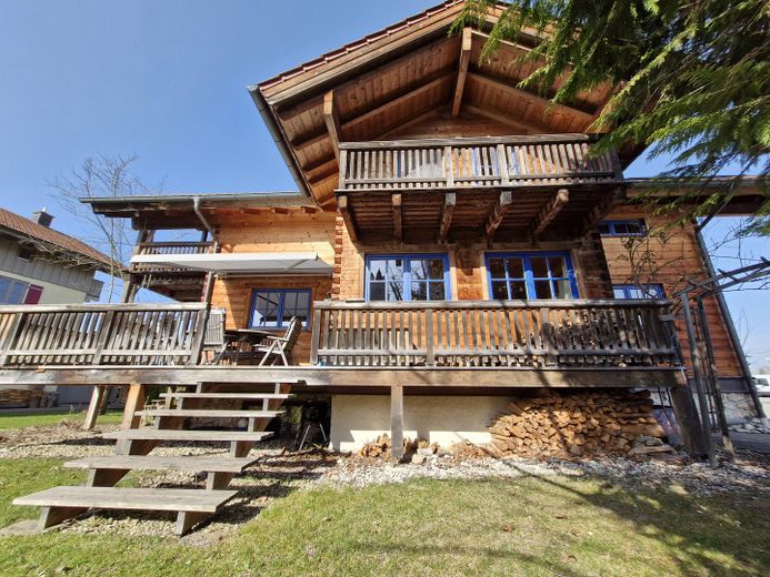 Ökol. Blockhaus in Bernau am Chiemsee – Zuhause auf Zeit für bis zu 5 Jahre, mit eigenem Garten – Aussenansicht Garten