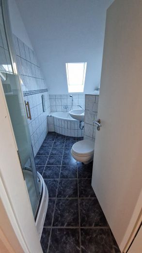Wie ein eigenes Haus: 162,5 m² | 6 Zimmer | 600 m² Garten im Sondereigentum | 32 m² Dachterrasse – DG Duschbad und Wanne