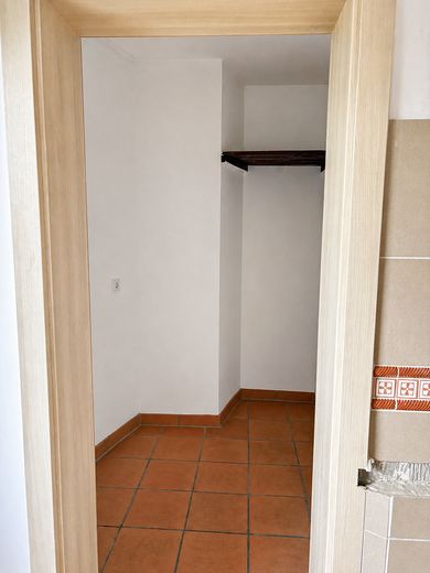 Bezugsfrei & provisionsfrei: Großzügige 2-Zimmer-Wohnung mit Südwest-Loggia und Stellplatz – Abstellraum neben Küche