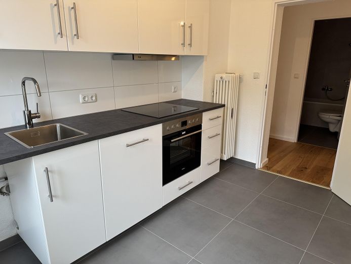 Encantador y amplio apartamento de 2 habitaciones con balcón en una ubicación privilegiada en Berger Straße. – Foto 24