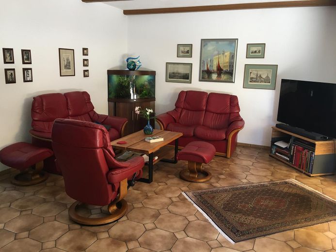 Ekskluzywny dom szeregowy skrajny w stylu bungalow z antresolą, basenem i wymarzonym ogrodem – Wohnzimmer Bild 2 