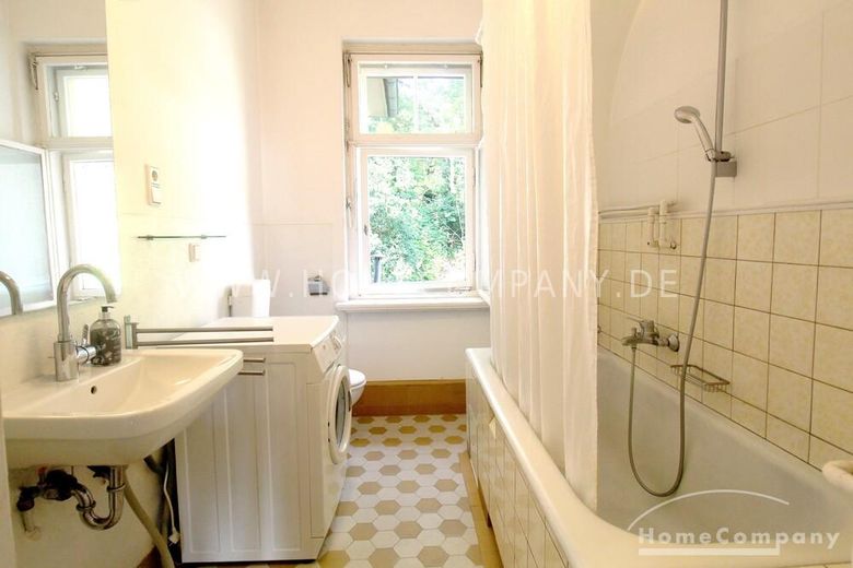 20330G HomeCompany Dresden Möbliert/Furnished 2-Zimmer Apartment mit phantastischer Aussicht über die Stadt am Loschwitzer Elbhang, grosse Dachterrasse max. 2 Personen – 6a7c073c401f154b2ce63bb7c3527023ba44f541.jpg