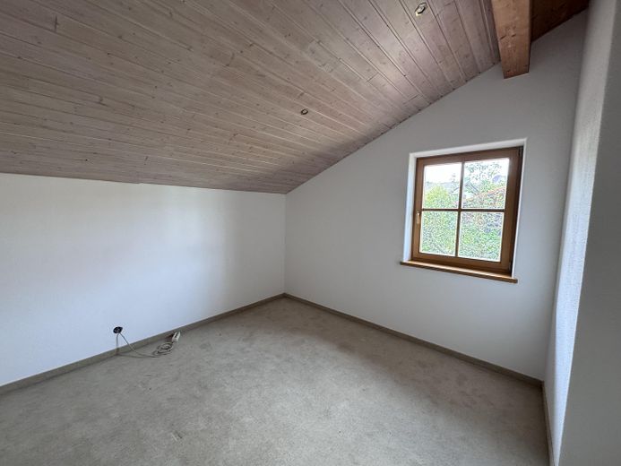 1. Zimmer m. Fenster im OG