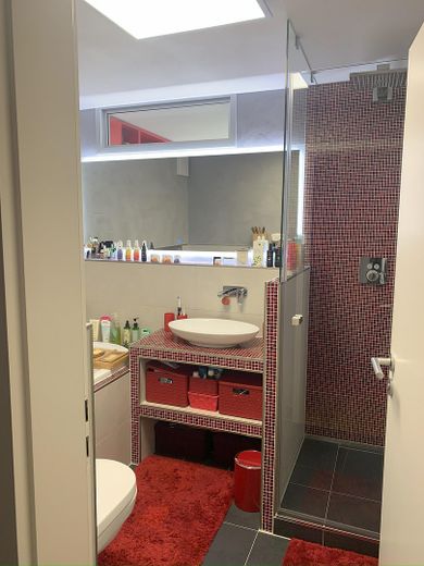 Oferta cenowa! Jasny, wolny od zamieszkania dwupoziomowy DG z dużym tarasem dachowym – Bad / Dusche