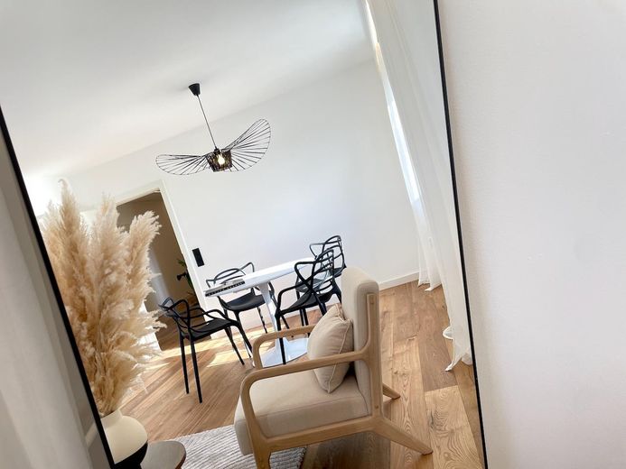 FIRST OCCUPANCY: Renovated dream home with 9th floor long-distance view & balcony - move in & feel at home – Wohn-/Esszimmer