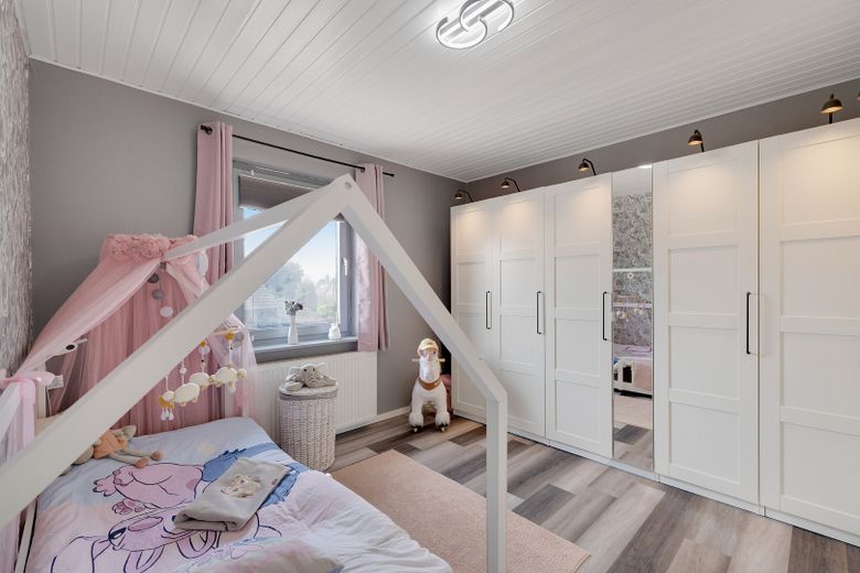 Modernisiertes Einfamilienhaus mit Anbau/ Scheune auf 1.436 m² Grundstück in Ilsede-Groß Lafferde – Kinderzimmer