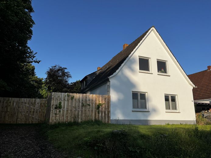 Spacious house, 165 sqm, with building plot on a 2,300 sqm property – Hausansicht