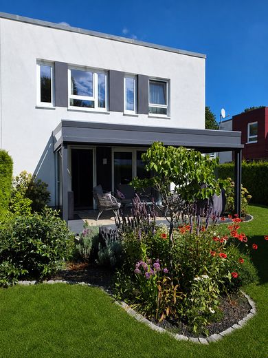 Provisionsfrei: Moderne DHH mit PV-Anlage, Energieeffizienzklasse B, nahe Öjendorfer See – Blick auf das Haus vom Garten