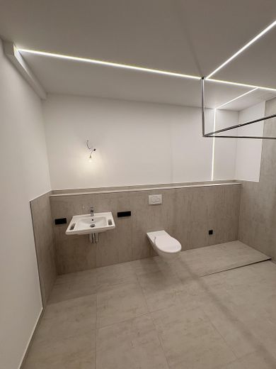 Unterfahrbahrer Waschtisch