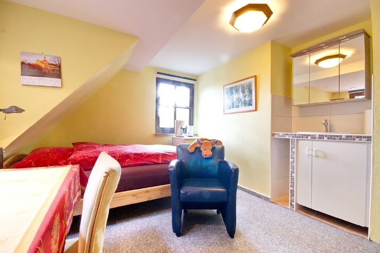 Very cozy furnished room in the attic of a family house, internet access possible – c86debee6e2b01e6dc64ae2722614bfb8ddf2b75.jpg