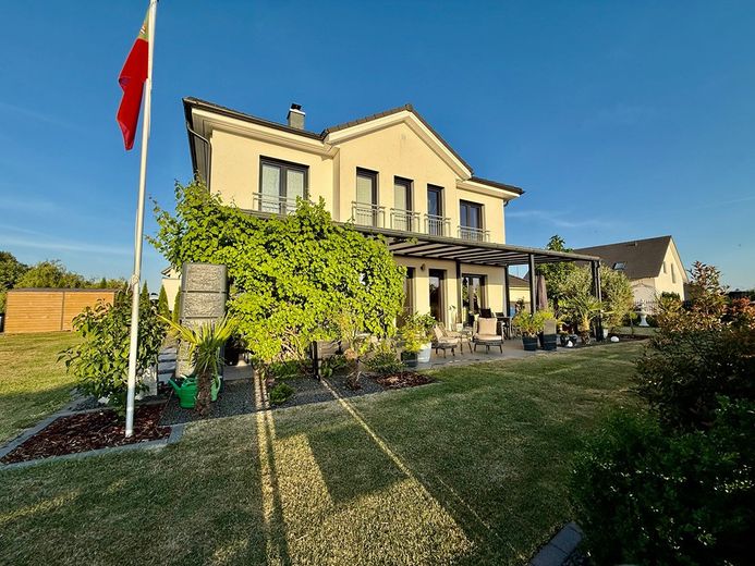 Ohne Makler - Modernes Traumhaus von 2017 mit PV-Anlage, Doppelgarage, Kamin, Klimaanlage & E-Auto-Ladestationen – Foto 9