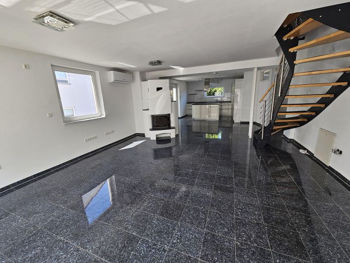 Großzügige Maisonette im Architektenhaus mit Kamin, Balkon & Albblick – ideal für 1–2 Personen – Wohnzimmer