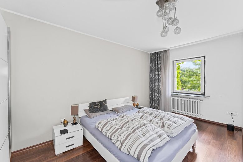 Appartement moderne de 2,5 pièces à Großreuth bei Schweinau avec cuisine équipée et garage – Schlafzimmer