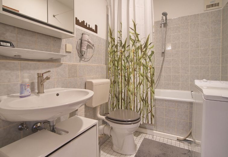 Spacious, fully equipped apartment with balcony and underground parking space, within walking distance of main rail station and Isenbergviertel – e05cdb9b1b07360aa157b2ddd5bd61218954fe44.jpg