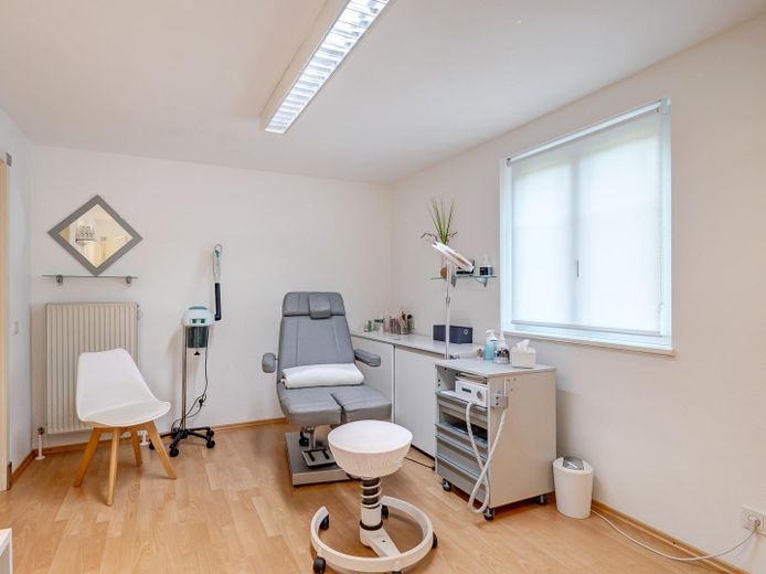 Wohnen, Arbeiten, Vermieten: Flexibles Raumwunder mit Anbau! – Kosmetik