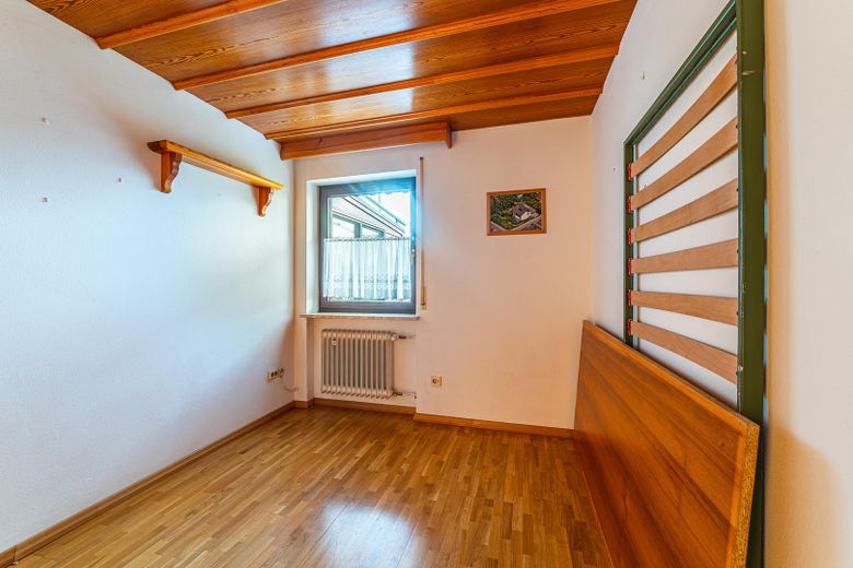 Zweifamilienhaus in Massivbau mit großem Garten in ruhiger Lage – EG Kinderzimmer/Büro