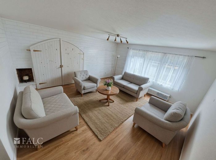 Provisionsfrei: Doppelhaushälfte mit viel Platz, Garten und Gestaltungspotenzial – Wohnzimmer (KI generiert)