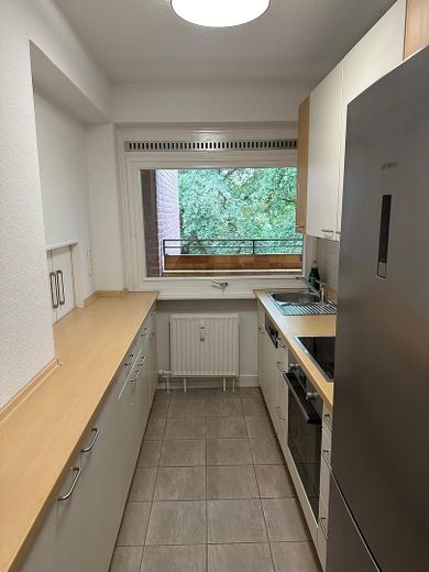 22399 HH-Poppenbüttel: Sehr schöne, helle, uneinsehb., möbl.  Whg., Blick über Alstertal – Küche