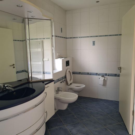 Zweifamilienrheieneckhaus mit 2 Eingängen in Köln Heimersdorf – Bad Haus