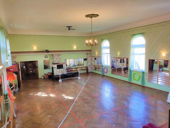 Tanzsaal mit Eingangsbereich